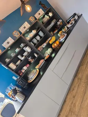 Cuisine ou kitchenette dans l'établissement Hôtel L'ideal le Mountbatten