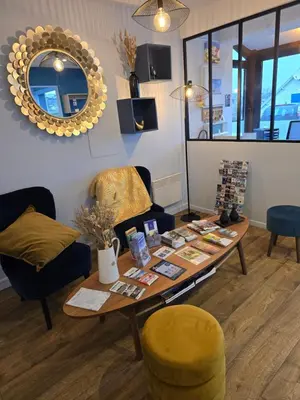 Coin salon dans l'établissement Hôtel L'ideal le Mountbatten