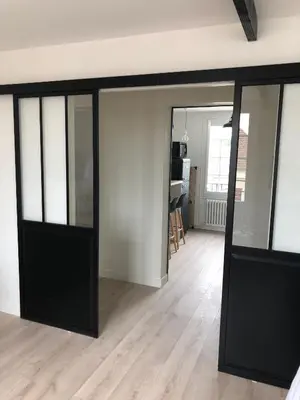 Télévision ou salle de divertissement dans l'établissement Bel appartement plein centre 100m de la mer