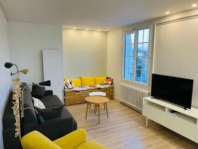 Télévision ou salle de divertissement dans l'établissement Bel appartement plein centre 100m de la mer