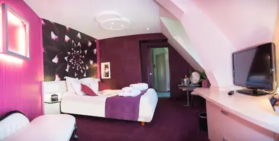 Télévision ou salle de divertissement dans l'établissement Le Domaine Des Chevaliers De Malte