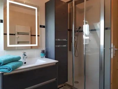 Salle de bains dans l'établissement Maison, 5km de la mer
