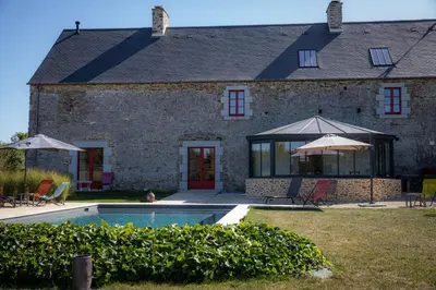 Piscine de l'établissement Au Manoir des Loges ou située à proximité