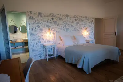 Un ou plusieurs lits dans un hébergement de l'établissement Au Manoir des Loges