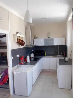 Cuisine ou kitchenette dans l'établissement Maison charmante à Sourdeval avec jardin clôturé