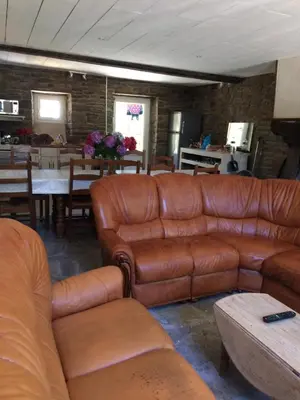 Coin salon dans l'établissement les roulottes de l'airou