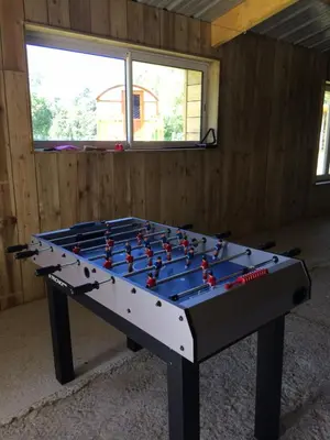 Salle de jeux dans l'établissement les roulottes de l'airou