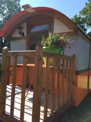 Balcon ou terrasse dans l'établissement les roulottes de l'airou