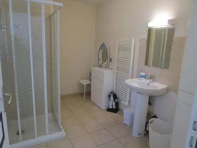 Salle de bains dans l'établissement maisonnette avec jardin proche du Mont Saint Michel