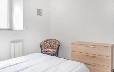 Un ou plusieurs lits dans un hébergement de l'établissement 3 Bedroom Stunning Home In Sainteny