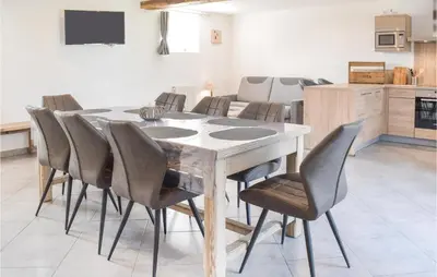 Cuisine ou kitchenette dans l'établissement 3 Bedroom Stunning Home In Sainteny