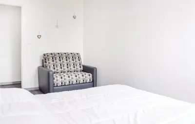 Un ou plusieurs lits dans un hébergement de l'établissement 3 Bedroom Stunning Home In Sainteny