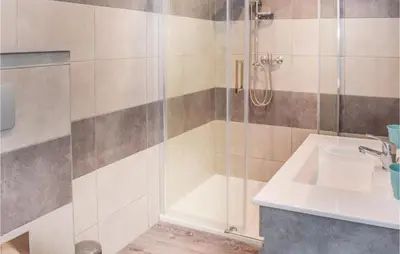 Salle de bains dans l'établissement 3 Bedroom Stunning Home In Sainteny