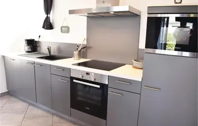 Cuisine ou kitchenette dans l'établissement Beautiful Apartment In Sainteny
