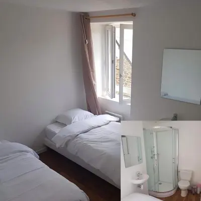 Un ou plusieurs lits dans un hébergement de l'établissement CHAMBRES / BEDROOM