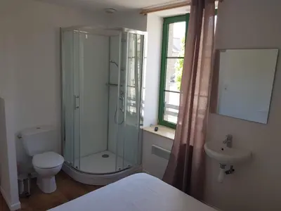 Salle de bains dans l'établissement CHAMBRES / BEDROOM