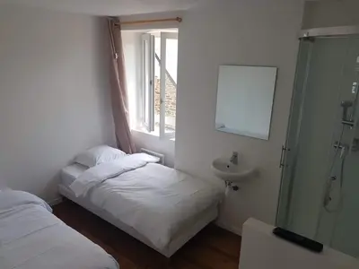Un ou plusieurs lits dans un hébergement de l'établissement CHAMBRES / BEDROOM