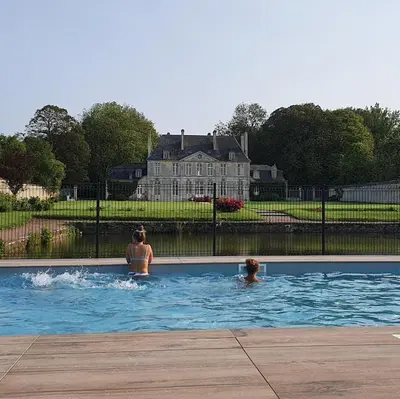 Piscine de l'établissement Chambres d'Hôtes Château de Martragny ou située à proximité