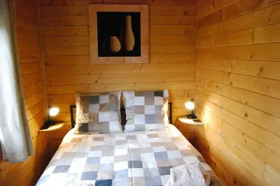 Un ou plusieurs lits dans un hébergement de l'établissement The Cabin with heated outdoor pool