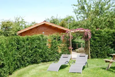 Jardin de l'établissement The Cabin with heated outdoor pool