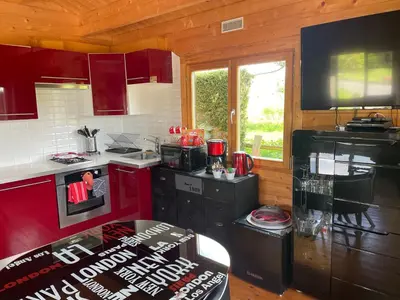 Cuisine ou kitchenette dans l'établissement The Cabin with heated outdoor pool