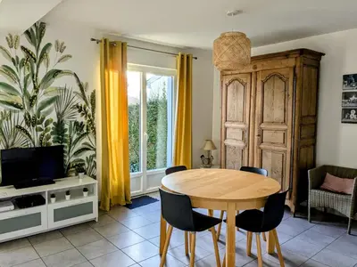 Télévision ou salle de divertissement dans l'établissement Maison de vacances cosy