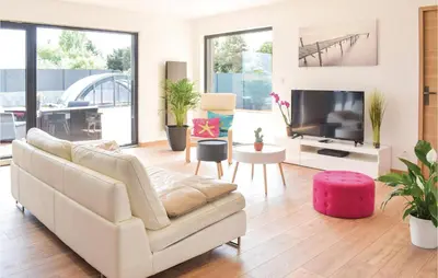 Télévision ou salle de divertissement dans l'établissement Gorgeous Home In Créances With Wifi