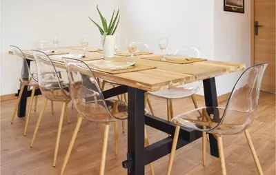 Restaurant ou autre lieu de restauration dans l'établissement Gorgeous Home In Créances With Wifi