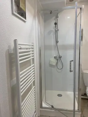 Salle de bains dans l'établissement Parvis de la cathédrale de Bayeux vue directe
