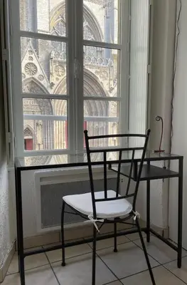 Balcon ou terrasse dans l'établissement Parvis de la cathédrale de Bayeux vue directe