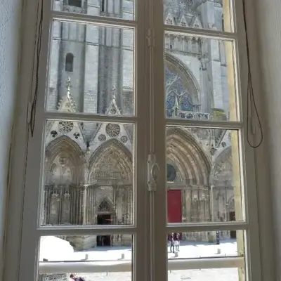 Parvis de la cathédrale de Bayeux vue directe