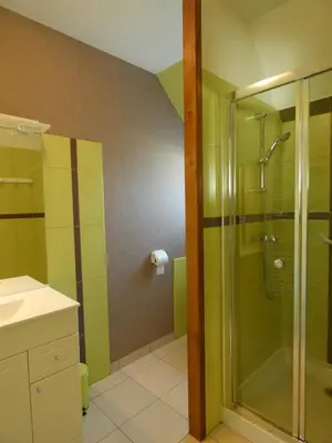 Salle de bains dans l'établissement LE TERTRE