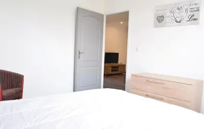 Un ou plusieurs lits dans un hébergement de l'établissement 1 Bedroom Cozy Apartment In Sainteny