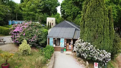 Jardin de l'établissement Camping le Balcon de la Baie