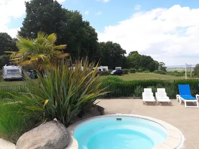 Piscine de l'établissement Camping le Balcon de la Baie ou située à proximité