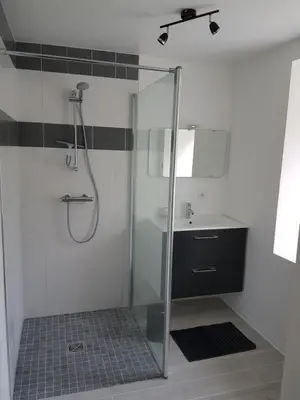 Salle de bains dans l'établissement Les Gîtes d'Herquetot -