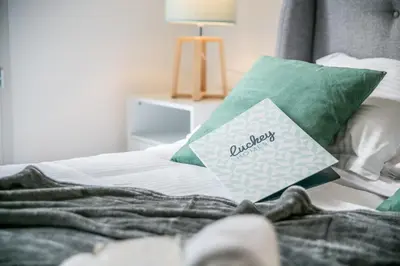 Un ou plusieurs lits dans un hébergement de l'établissement DOUCES NUITS CAENNAISES - Parking Privé inclus, centre ville