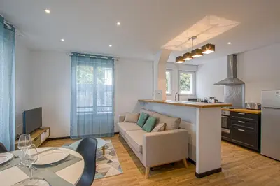 Cuisine ou kitchenette dans l'établissement DOUCES NUITS CAENNAISES - Parking Privé inclus, centre ville
