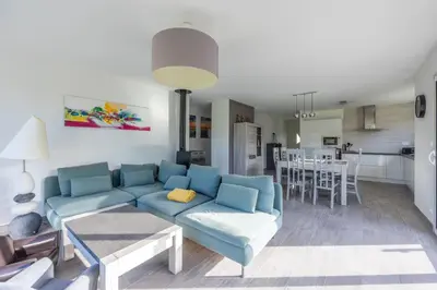 Cuisine ou kitchenette dans l'établissement Les Vignets comfortable holiday home