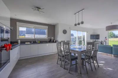 Cuisine ou kitchenette dans l'établissement Les Vignets comfortable holiday home