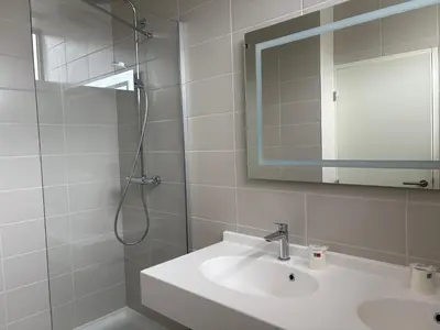 Salle de bains dans l'établissement Hôtel Beaurivage