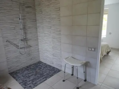 Salle de bains dans l'établissement LA COURTEILLE