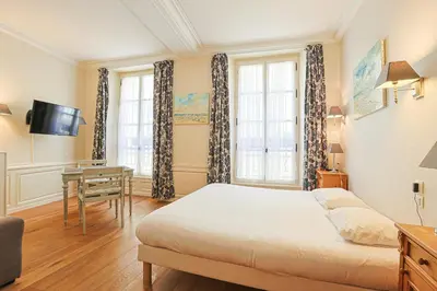 Télévision ou salle de divertissement dans l'établissement Hôtel François d'O