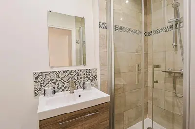 Salle de bains dans l'établissement Hôtel François d'O