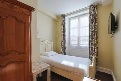 Un ou plusieurs lits dans un hébergement de l'établissement Hôtel François d'O