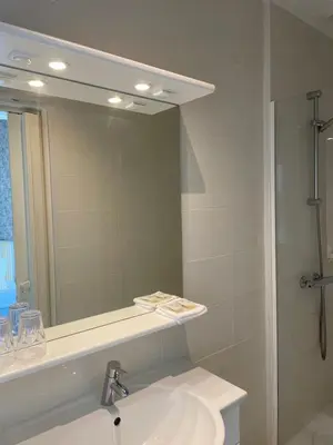 Salle de bains dans l'établissement Hôtel de la Pointe du Grouin