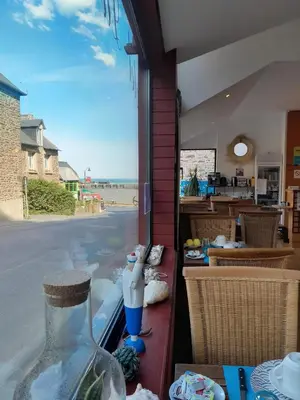 Cuisine ou kitchenette dans l'établissement Hotel La Voilerie Cancale bord de mer