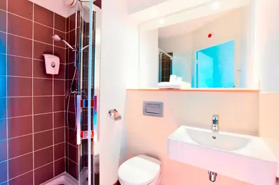 Salle de bains dans l'établissement Premiere Classe Caen Nord - Mémorial