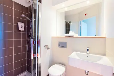 Salle de bains dans l'établissement Premiere Classe Caen Nord - Mémorial