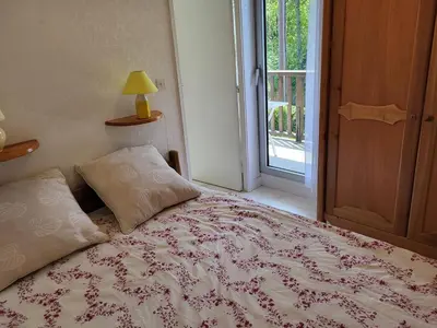 Un ou plusieurs lits dans un hébergement de l'établissement Appartement T2 au cœur de Cabourg avec balcon, parking & acceptant animaux - FR-1-465-16
